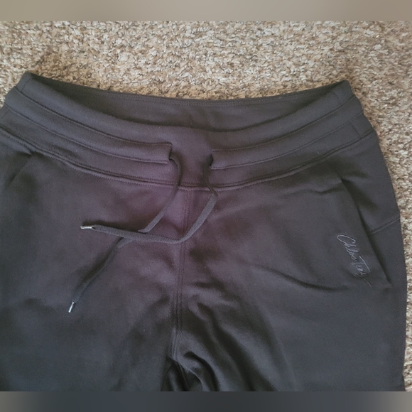 NWT Chloe Ting black embroidered joggers Size S (runs small) - Picture 4 of 6